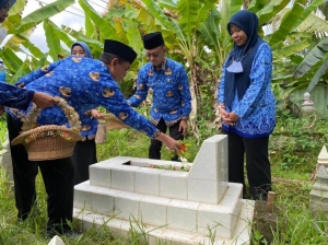 Edi-Bahasan Ziarah ke Makam HM Suwignyo dan Atmo Umar