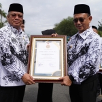 Edi Kamtono Terima Penghargaan dari PGRI