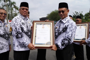 Edi Kamtono Terima Penghargaan dari PGRI