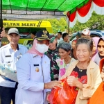 Bupati Erlina Bagikan Sembako Gratis untuk Lansia 70 Tahun