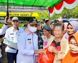 Bupati Erlina Bagikan Sembako Gratis untuk Lansia 70 Tahun