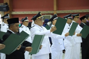 Edi Lantik 2 Camat dan 9 Lurah