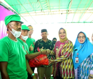 Bupati Salurkan Bansos Bahan Pokok ke 1000 Pekerja dengan Kriteria Tertentu