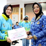 Tepati Janjinya, Bupati Erlina Serahkan Bonus Rp900 Juta untuk Atlet Berprestasi