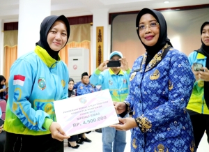 Tepati Janjinya, Bupati Erlina Serahkan Bonus Rp900 Juta untuk Atlet Berprestasi
