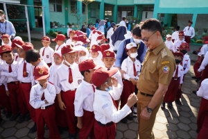 Edi Motivasi Siswa Lewat Program Kemenkeu Mengajar