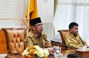 Sekda Mempawah, H Ismail rapat koordinasi (Rakor) bersama Kementerian Dalam Negeri (Kemendagri) RI yang dipimpin oleh Wamendagri John Wempi Wetipo secara daring di Balai Junjung Titah Kantor Bupati Mempawah, Senin (2/1/2023).