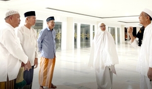 Bupati Erlina Pantau Perbaikan Plafon Masjid Agung Al-Falah