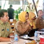Kunker ke Kecamatan Jongkat dan Segedong, Bupati Ingatkan Kades untuk Tertib Administrasi