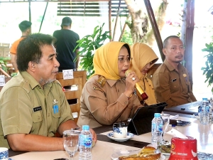 Kunker ke Kecamatan Jongkat dan Segedong, Bupati Ingatkan Kades untuk Tertib Administrasi