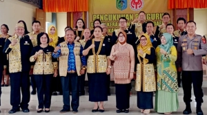 Sepakat dengan Dekranasda Kalbar, Wabup Wajibkan ASN Gunakan Batik Khas Sintang