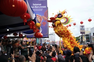 Menteri Erick Thohir Saksikan Karnaval 26 Naga di Pontianak