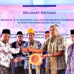 Bupati Jarot Serahkan Bantuan Satu Unit “Ambulance” untuk Muhammadiyah
