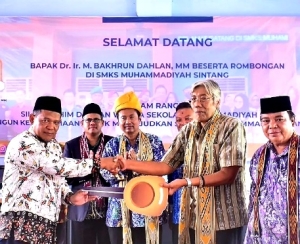 Bupati Jarot Serahkan Bantuan Satu Unit “Ambulance” untuk Muhammadiyah