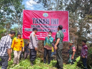 Edi Segel Lahan Parit Demang Dalam yang Terbakar
