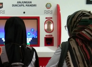 Cetak KK dan Akta Lahir Lewat Mesin ADM