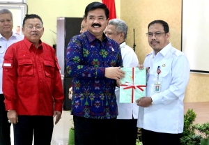 Menteri Hadi Tjahjanto Serahkan Sertifikat Aset Milik Mempawah