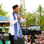 Ribuan Masyarakat Sambut Hangat Kedatangan UAS di Segedong