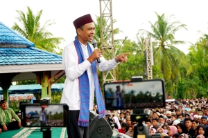 Ribuan Masyarakat Sambut Hangat Kedatangan UAS di Segedong