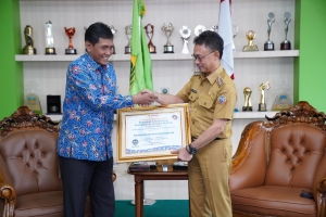 Ombudsman RI Berikan Penghargaan Kepatuhan Standar Pelayanan Publik ke Pemkot Pontianak