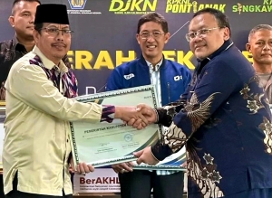 Kesekian Kalinnya, Pemerintahan Bupati Erlina dan Wabup Pagi Terima Penghargaan