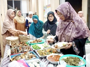 Bupati Erlina Sahur Bersama Jamaah Masjid Miftahul Huda