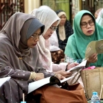 Bupati Erlina Salat Terawih dan Tadarus Berjamaah di Masjid Miftahul Huda