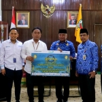 Pelindo Bagikan Paket Sembako untuk Warga Sungai Kunyit