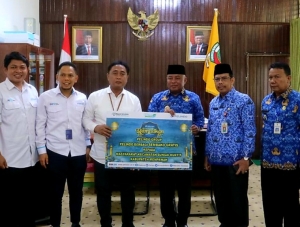 Pelindo Bagikan Paket Sembako untuk Warga Sungai Kunyit