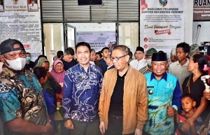 Wabup Pagi Dampingi Gubernur Kalbar Bagikan Paket Bahan Pangan di Jongkat