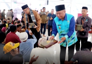 Gubernur Kalbar Bagikan 400 Paket Bahan Pangan di Masjid Al-Fattah Sungai Kunyit