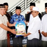 Majelis Taklim Al Muqarrabin Bagikan 5 Ton Beras untuk Masyarakat Mempawah