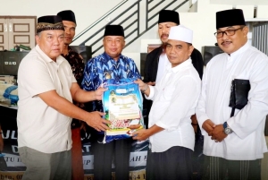 Majelis Taklim Al Muqarrabin Bagikan 5 Ton Beras untuk Masyarakat Mempawah