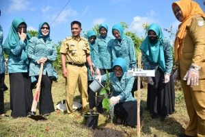 Aksi Tanam Pohon PKK untuk Wujudkan Revolusi Hijau