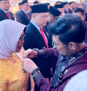 Bupati Erlina Terima Tanda Kehormatan Satyalancana Wira Karya: Terimakasih Petani Mempawah