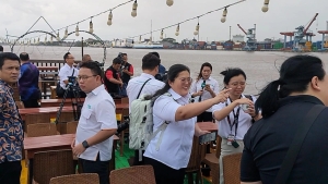 Jurnalis Malaysia Kagum dengan Suasana Tepian Sungai Kapuas