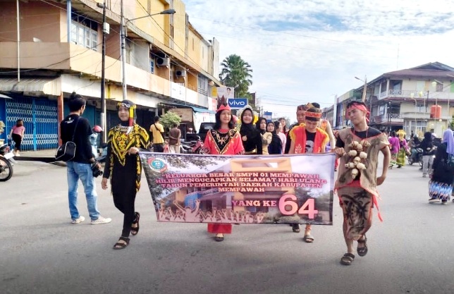 Puncak HUT Mempawah ke-64, Bupati Lepas Karnaval Budaya