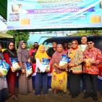 Bupati Tinjau Pelaksanaan Operasi Pasar di Taman Pujasera Mempawah