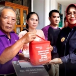 Bupati Erlina Serahkan Bantuan pada Korban Kebakaran 8 Ruko dan 1 Rumah Penduduk