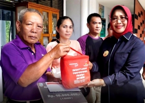 Bupati Erlina Serahkan Bantuan pada Korban Kebakaran 8 Ruko dan 1 Rumah Penduduk
