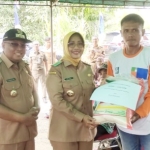 GBBD, Bupati Erlina Salurkan Bantuan Beras di Desa Peniti Dalam II