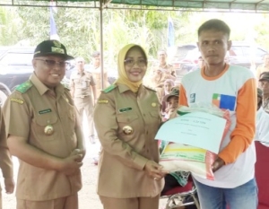 GBBD, Bupati Erlina Salurkan Bantuan Beras di Desa Peniti Dalam II