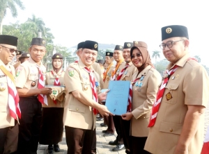 Bupati Erlina-Wabup Pagi Terima Penghargaan Lencana Pancawarsa