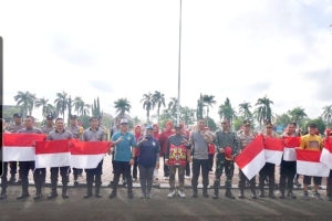 Bupati dan Wabup Serahkan Bendera Merah Putih ke Camat, Kapolsek dan Danramil