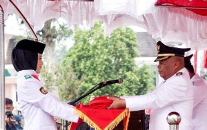 Wabup Pagi Pimpin Penurunan Bendera Merah Putih
