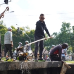 Wako Edi Bersihkan Parit di Sungai Bangkong
