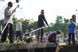 Wako Edi Bersihkan Parit di Sungai Bangkong