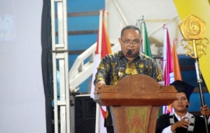 Wabup Melkianus Motivasi 200 Mhasiswa UNKA yang Wisuda
