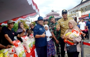 Bupati Jarot Pantau Operasi Pasar Murah