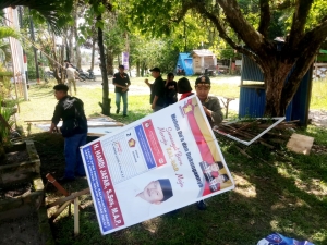Bawaslu dan Satpol PP Sintang Tertibkan APK Liar